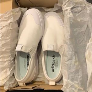 adidas slip on blanche